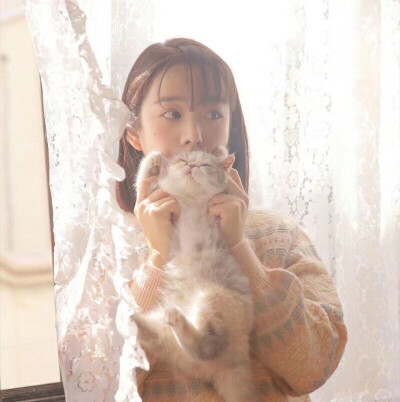 短发女生头像拿图点赞