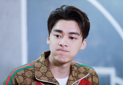 卡通人物头像 情侣 头像 手机壁纸 空间壁纸 锁屏壁纸 小清新图片 你喜欢过那么多人，却只记住了一个人的名字。 我很爱你，但是我已经不再喜欢你了！ 你的名字