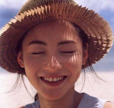 卡通人物头像 情侣 头像 手机壁纸 空间壁纸 锁屏壁纸 小清新图片 你喜欢过那么多人，却只记住了一个人的名字。 我很爱你，但是我已经不再喜欢你了！ 你的名字