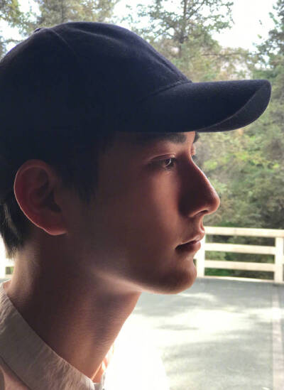 卡通人物头像 情侣 头像 手机壁纸 空间壁纸 锁屏壁纸 小清新图片 你喜欢过那么多人，却只记住了一个人的名字。 我很爱你，但是我已经不再喜欢你了！ 你的名字