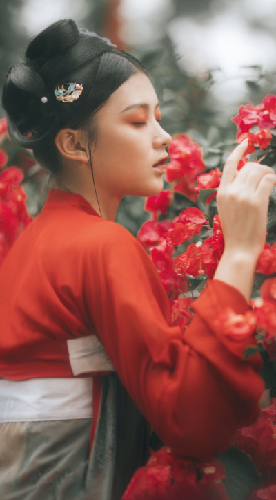 初见眉眼
似是朗月落水 满池都生莲
霎时无言
我自仓皇羞腆 情愫偷生些
自此一别之后 天地都变晦涩
眸中大象万千 我独取朱色
我勘天道三千 命理观遍
俗口称之“仙”
却甘自困江南 风华自入劫
我阅经籍谶言 日月生灭
…