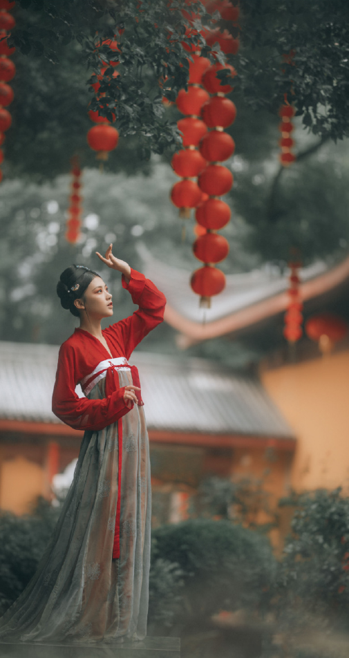 初见眉眼
似是朗月落水 满池都生莲
霎时无言
我自仓皇羞腆 情愫偷生些
自此一别之后 天地都变晦涩
眸中大象万千 我独取朱色
我勘天道三千 命理观遍
俗口称之“仙”
却甘自困江南 风华自入劫
我阅经籍谶言 日月生灭
参辰换昼夜
纵是悟玄坐忘 执念难悟解