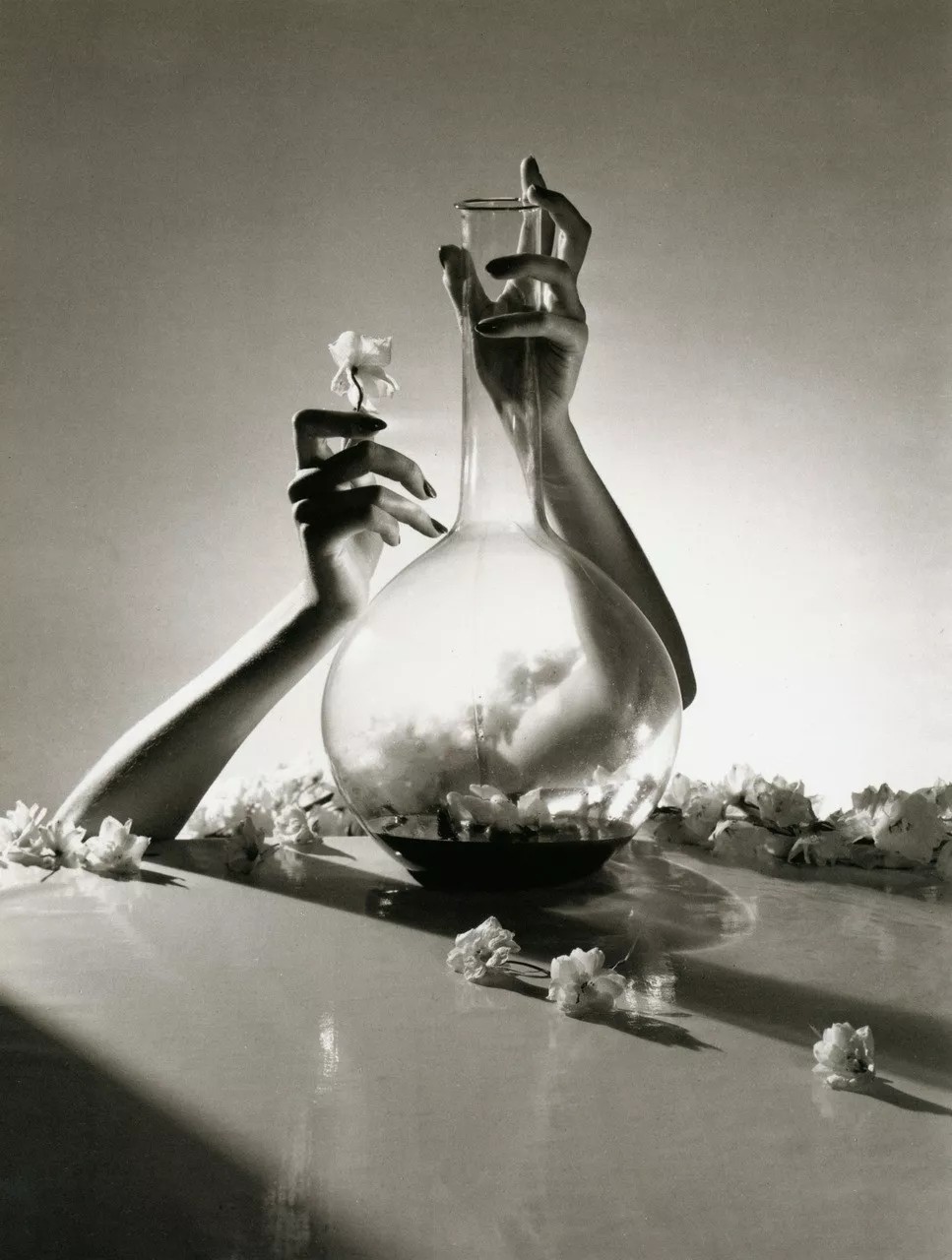 为了挖掘女人多样的美，
纵横摄影界半个多世纪的光影大师
Horst P.Horst（霍斯特 P.霍斯特），
以古典姿态还原人体之美，
缔造出人衣完美融合的光影作品。