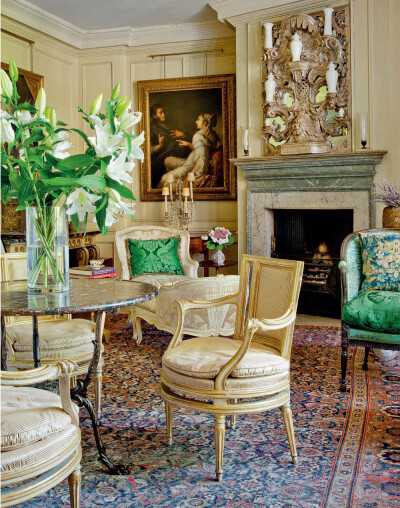 2015年伦敦佳士得藏品拍卖图录中的照片，这里是藏家Victoria Press位于切尔西区的家。精致家居中摆放大尺寸的东方瓷器、漆器，带来的不是压迫感，而是瑰丽典雅的气派。