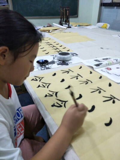 《毛笔字长点与汉字不，令的书写/工笔与写意荷花与鱼》
2018.8.26