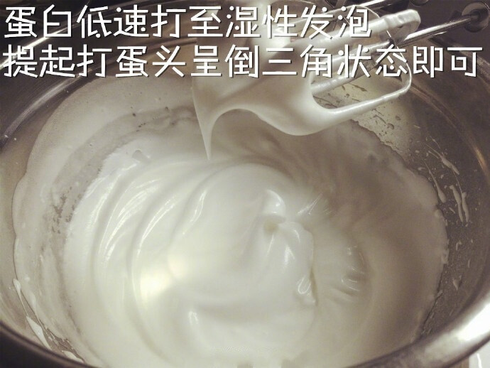 椰香轻乳酪蛋糕，细腻绵密，入口即化口感超级棒！ ​​​​