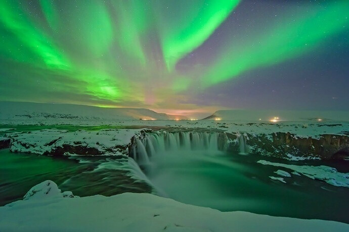 冰岛，因为其独特的地理位置，有世界罕见的冰川，冰湖，冰洞，还有冰沙滩，高纬度的冰岛还时常有迷人的极光光临。希望有生之年能够见一次极光。 ​