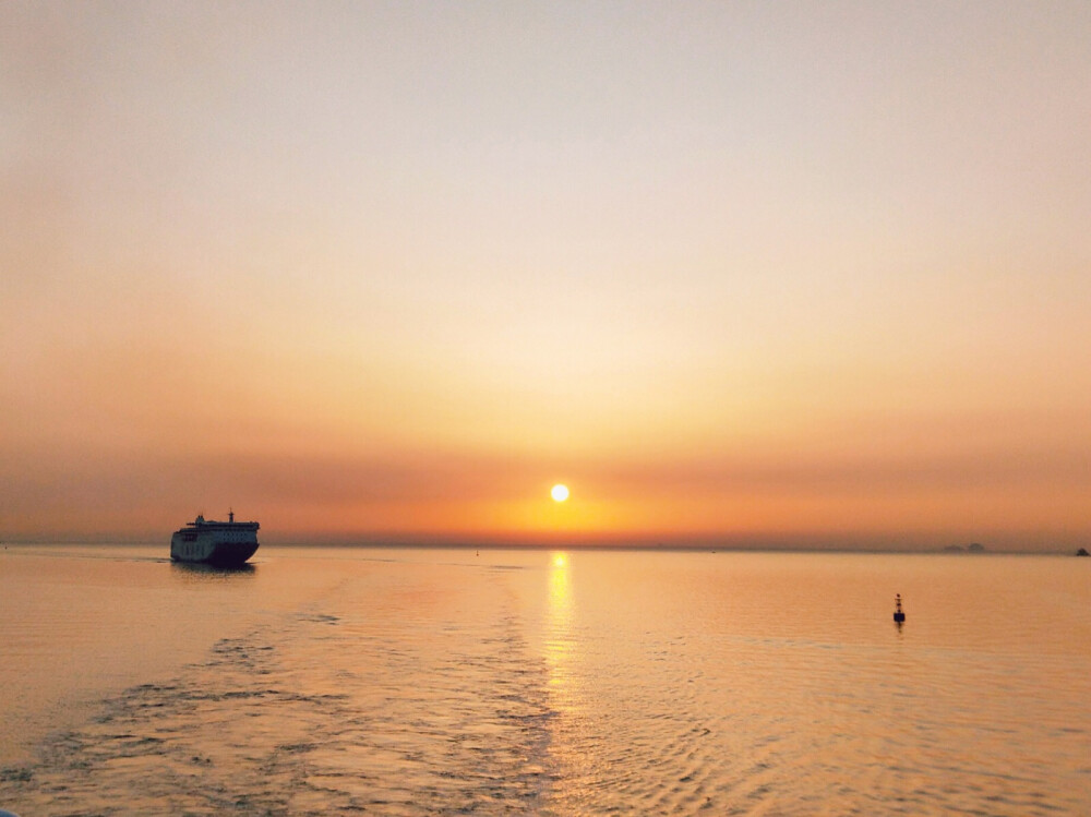 海上日出