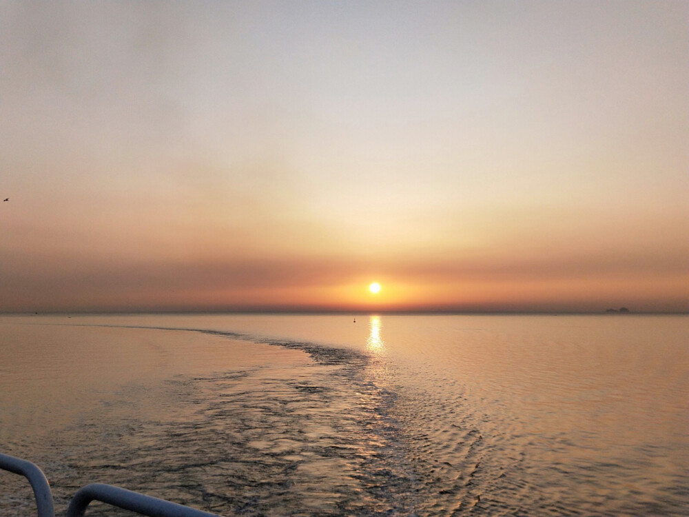 海上日出