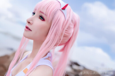 #DARLING in the FRANXX##cos正片#
––––呐darling～看着我，你是在害羞吗？
02:千禾
摄影:@-Eiuo_扒拉
po:一千只猫薄禾