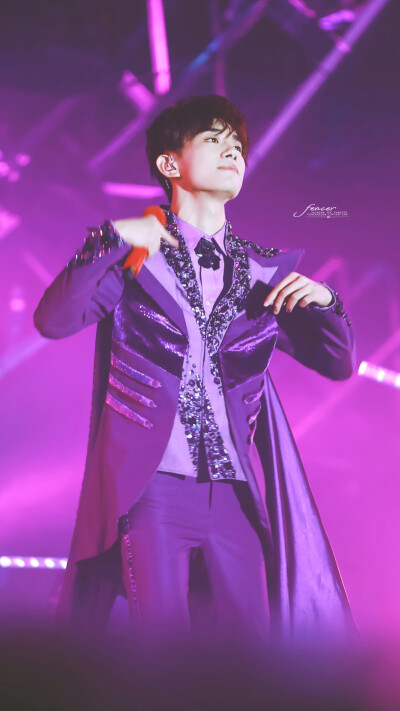 紫藤萝和丁香 薰衣草和菖蒲 都不及你半分颜色
「千玺五周年演唱会」「图源@Fencer_易烊千玺个站 抱图点赞 盗图司马」