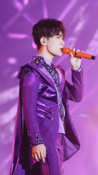 紫藤萝和丁香 薰衣草和菖蒲 都不及你半分颜色
「千玺五周年演唱会」「图源@Fencer_易烊千玺个站 抱图点赞 盗图司马」