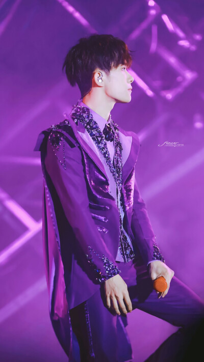 紫藤萝和丁香 薰衣草和菖蒲 都不及你半分颜色
「千玺五周年演唱会」「图源@Fencer_易烊千玺个站 抱图点赞 盗图司马」