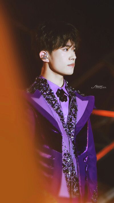 紫藤萝和丁香 薰衣草和菖蒲 都不及你半分颜色
「千玺五周年演唱会」「图源@Fencer_易烊千玺个站 抱图点赞 盗图司马」