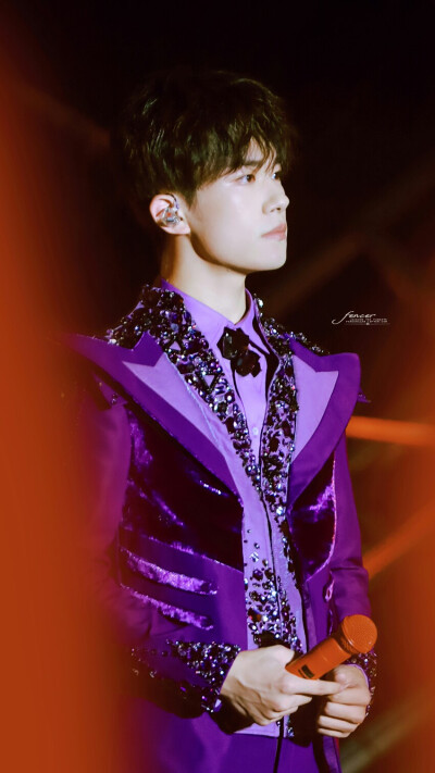 紫藤萝和丁香 薰衣草和菖蒲 都不及你半分颜色
「千玺五周年演唱会」「图源@Fencer_易烊千玺个站 抱图点赞 盗图司马」