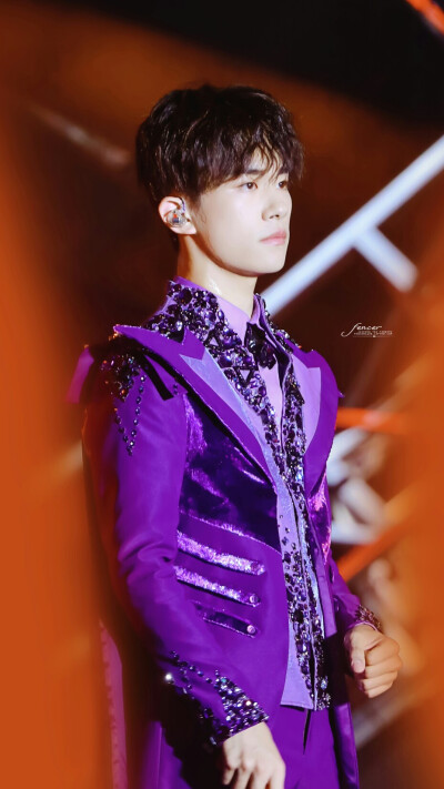 紫藤萝和丁香 薰衣草和菖蒲 都不及你半分颜色
「千玺五周年演唱会」「图源@Fencer_易烊千玺个站 抱图点赞 盗图司马」