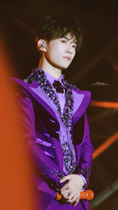 紫藤萝和丁香 薰衣草和菖蒲 都不及你半分颜色
「千玺五周年演唱会」「图源@Fencer_易烊千玺个站 抱图点赞 盗图司马」