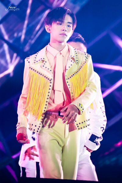 很多很多年以后我还是记得 那天晚上 你温柔着走近 夜空里没有 月亮没有星光 而你已胜却世间所有的璀璨光亮
「千玺五周年演唱会」「图源@Fencer_易烊千玺个站 抱图点赞 盗图司马」