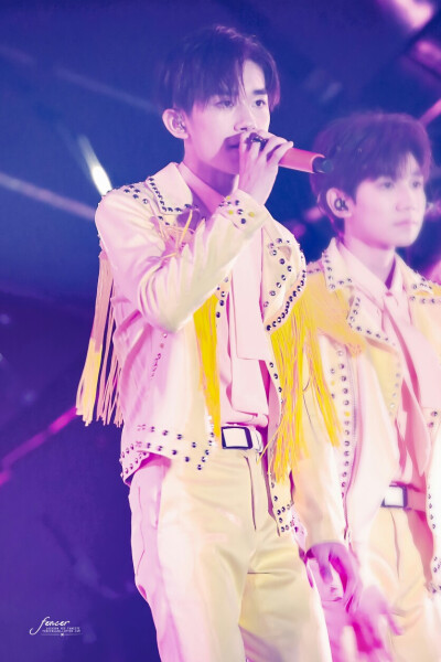 很多很多年以后我还是记得 那天晚上 你温柔着走近 夜空里没有 月亮没有星光 而你已胜却世间所有的璀璨光亮
「千玺五周年演唱会」「图源@Fencer_易烊千玺个站 抱图点赞 盗图司马」