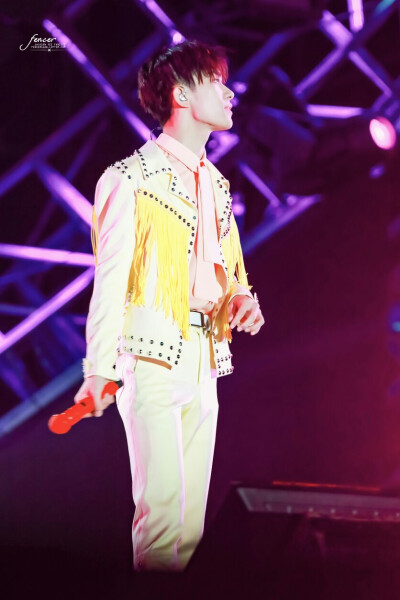 很多很多年以后我还是记得 那天晚上 你温柔着走近 夜空里没有 月亮没有星光 而你已胜却世间所有的璀璨光亮
「千玺五周年演唱会」「图源@Fencer_易烊千玺个站 抱图点赞 盗图司马」