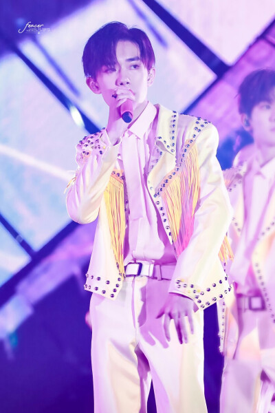 很多很多年以后我还是记得 那天晚上 你温柔着走近 夜空里没有 月亮没有星光 而你已胜却世间所有的璀璨光亮
「千玺五周年演唱会」「图源@Fencer_易烊千玺个站 抱图点赞 盗图司马」