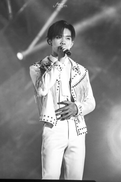 很多很多年以后我还是记得 那天晚上 你温柔着走近 夜空里没有 月亮没有星光 而你已胜却世间所有的璀璨光亮
「千玺五周年演唱会」「图源@Fencer_易烊千玺个站 抱图点赞 盗图司马」