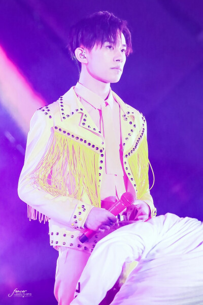 很多很多年以后我还是记得 那天晚上 你温柔着走近 夜空里没有 月亮没有星光 而你已胜却世间所有的璀璨光亮
「千玺五周年演唱会」「图源@Fencer_易烊千玺个站 抱图点赞 盗图司马」