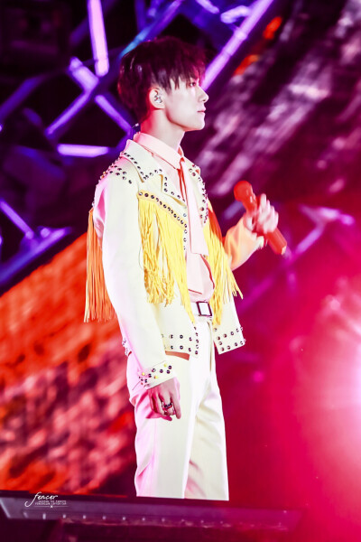 很多很多年以后我还是记得 那天晚上 你温柔着走近 夜空里没有 月亮没有星光 而你已胜却世间所有的璀璨光亮
「千玺五周年演唱会」「图源@Fencer_易烊千玺个站 抱图点赞 盗图司马」