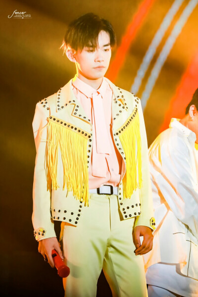 很多很多年以后我还是记得 那天晚上 你温柔着走近 夜空里没有 月亮没有星光 而你已胜却世间所有的璀璨光亮
「千玺五周年演唱会」「图源@Fencer_易烊千玺个站 抱图点赞 盗图司马」