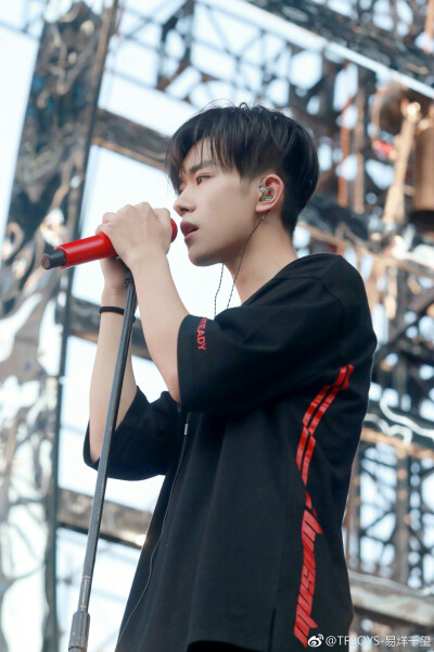 「千玺五周年演唱会排练」「图源网络 抱图点赞 盗图司马」