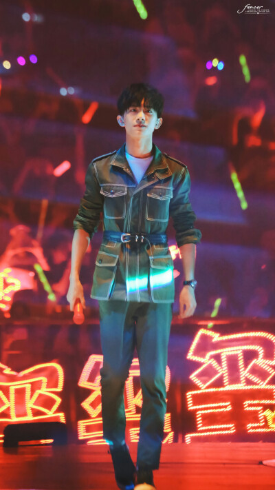 红海猖狂「图源网络 抱图点赞 盗图司马」