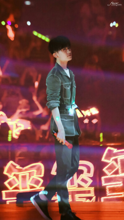 红海猖狂「图源网络 抱图点赞 盗图司马」