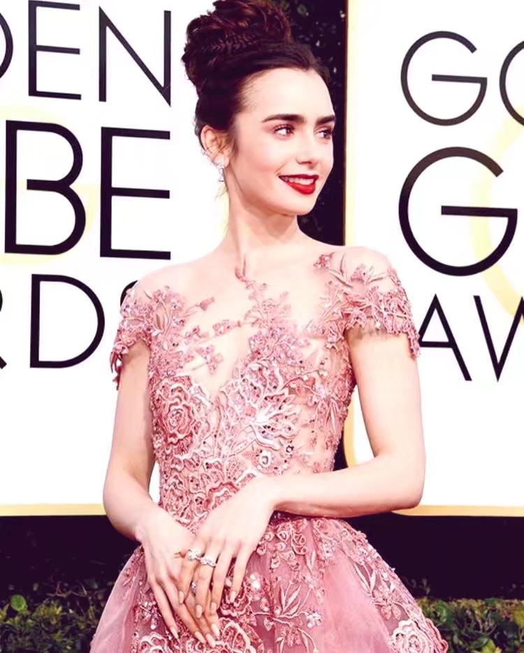 LilyCollins
莉莉柯林斯