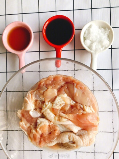 又好吃颜值又高的饭【照烧鸡腿饭】一直吃外卖，总会有吃腻的时候，这时候选择一道又好吃又简单颜值又高的菜来改改口味就很有必要了！这道照烧鸡腿饭真的超级简单的！食材：糖两大勺 生抽两大勺 蚝油两小勺 去骨两只 …