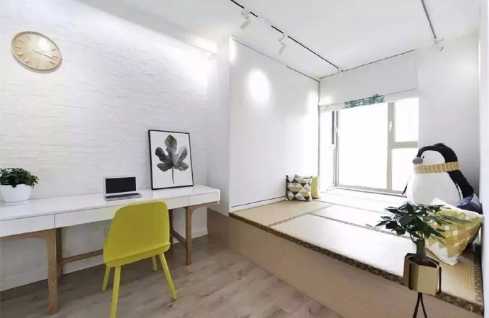 榻榻米 + 办公桌。 ​​​​