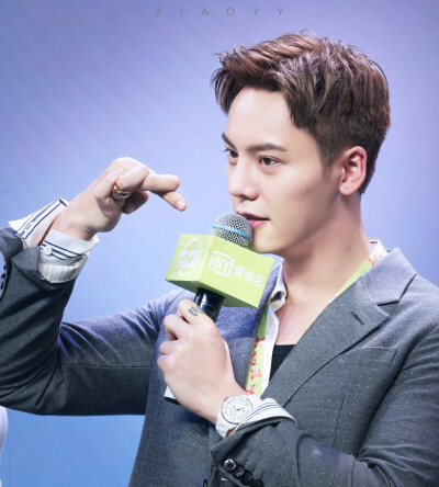 【陈伟霆 William Chan 爱奇艺VIP会员代言人】180713 爱奇艺VIP会员专属见面会 3605 x 4000 px (图源: 微博@XiaoYY6 weibo.com/1974729045/GsneKj4LC)
