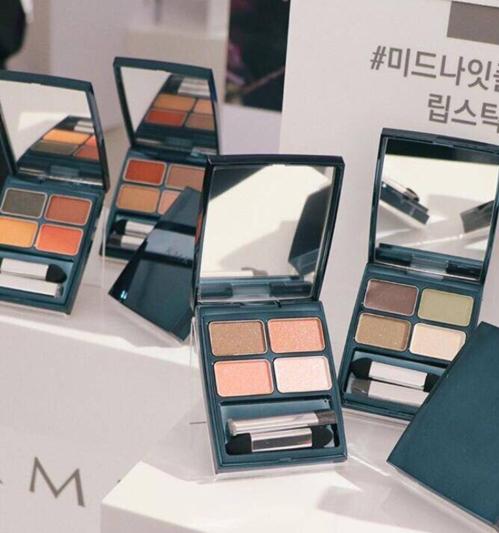 眼影 | RMK Moon Bloom Coloring Eyes，RMK秋冬彩妆新品系列月光花采眼盘，03号珊瑚橘粉盘，虽然才开售不久，但已经成为新晋热门色号了。常被拿来和SUQQU的樱织比较，配色来说非常像，都是棕色搭珊瑚色，加上粉色珠光亮片，显色也都不相上下。在RMK这季眼影盘中，03号的显色度能排前列，是绝不会出错的选择。