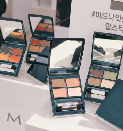 眼影 | RMK Moon Bloom Coloring Eyes，RMK秋冬彩妆新品系列月光花采眼盘，03号珊瑚橘粉盘，虽然才开售不久，但已经成为新晋热门色号了。常被拿来和SUQQU的樱织比较，配色来说非常像，都是棕色搭珊瑚色，加上粉色珠…