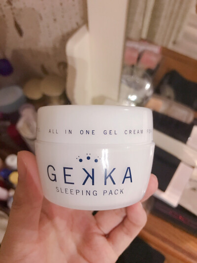 Gekka日本专业级睡眠面膜！日本cosme官网力荐，时尚杂志热推的人气产品！专业级睡眠面膜有着淡淡的香味，能够安神助眠。能够改善肤质，收缩毛孔，提亮肤色，保湿补水，柔嫩皮肤等等功效。足够多效合一，给夜间的肌肤…