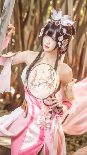 不到园林，怎知春色如许？
原來姹紫嫣紅開遍，似這般都付與斷井頹垣

出镜@腐团Ciel 
摄影@教主Shadow 

甄姬 cn: 腐团ciel
po:腐团ciel