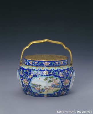 画珐琅三阳开泰纹手炉，清乾隆，通高18cm，炉身径19—16cm，底径16—13 cm。此手炉色彩丰富，描绘工致，将吉祥寓意的纹饰融进山水画中，体现了宫廷艺术的特点，是广珐琅器中具有代表性的作品。