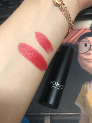 KIKO908.
908是老版了，现在已经停产了。908是正红色，很好看，膏体是巧克力味儿的。