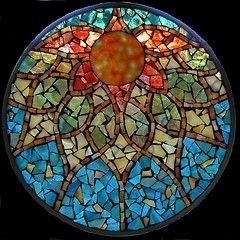 玫瑰窗（the rose window），也称玫瑰花窗，为哥特式建筑的特色之一，指中世纪教堂正门上方的大圆形窗，内呈放射状，镶嵌着美丽的彩绘玻璃，因为玫瑰花形而得名 ?