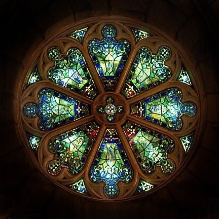 玫瑰窗（the rose window），也称玫瑰花窗，为哥特式建筑的特色之一，指中世纪教堂正门上方的大圆形窗，内呈放射状，镶嵌着美丽的彩绘玻璃，因为玫瑰花形而得名 ?