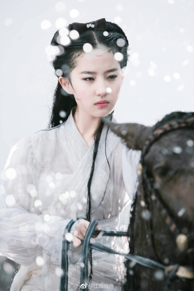 劉亦菲 小龍女 2006電視劇《神雕俠侶》
翩若驚鴻，婉若游龍，榮曜秋菊，華茂春松。仿佛兮若輕云之蔽月，飄飄兮若流風之回雪。遠而望之，皎若太陽升朝霞；迫而察之，灼若芙蕖出淥波~～
——曹植《洛神賦》
我覺得…