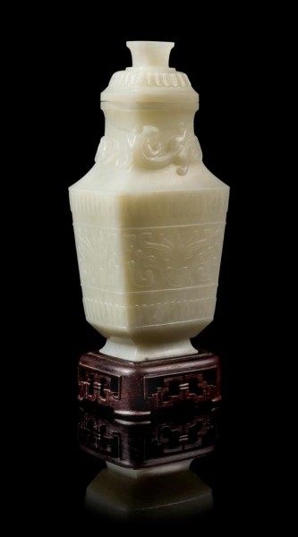 A Chinese White Jade Vase and Cover，成交价： 5,000 USD （含买家佣金）， Leslie Hindman2016年亚洲艺术品春季拍卖会