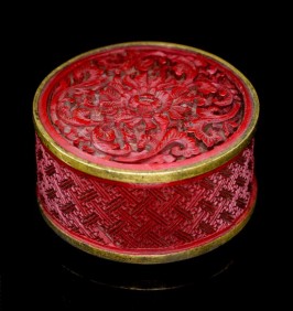 A Small Cinnabar Lacquer Box and Cover possibly 18th century，成交价： 563 USD （含买家佣金），Leslie Hindman2016年亚洲艺术品春季拍卖会