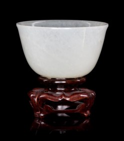 A White Jade Wine Cup，成交价： 250 USD （含买家佣金），Leslie Hindman2016年亚洲艺术品春季拍卖会