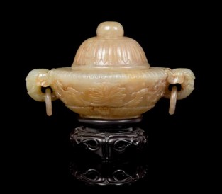 A Mughal-Style Carved Jade Jar and Cover，成交价： 375 USD （含买家佣金），Leslie Hindman2016年亚洲艺术品春季拍卖会