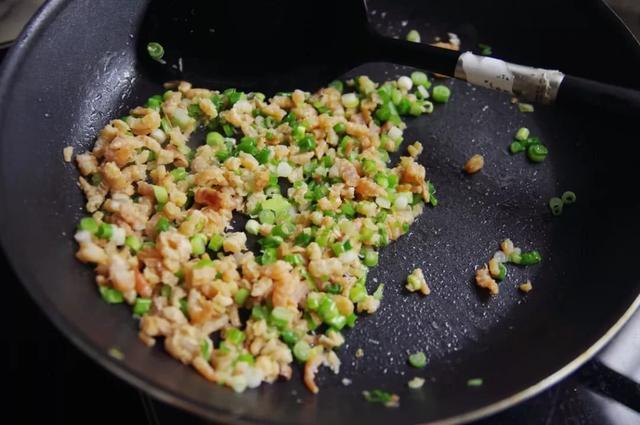 ◢萝卜丝馅饼一点肉都没放，吃起来格外香，刚上桌就被抢光光~食材：面粉400克，开水100克，冷水80克，萝卜一根，海米一小把、粉丝2小扎，葱花适量，盐适量、生抽一大勺、胡椒粉适量，香油适量1.面粉里加一小勺盐，搅均匀。加盐是为了让面团有筋性2.烧一小锅开水，把开水倒入面盆的一边，然后加冷水在面盆的另一边，这样一盆面左热右冷，用筷子搅成面絮3.把面絮揉成光滑的面团，盖上湿毛巾放在一旁醒30分钟4.萝卜去皮擦成细丝，撒上一勺盐拌均匀，放在一旁静置，让萝卜出出水5.海米用热水泡软，粉丝也放到热水中泡软6.萝卜丝出水后，用手拧一下，把萝卜里面的水分都挤出去7.海米泡软后切碎和葱花一同翻炒，炒出香味8.